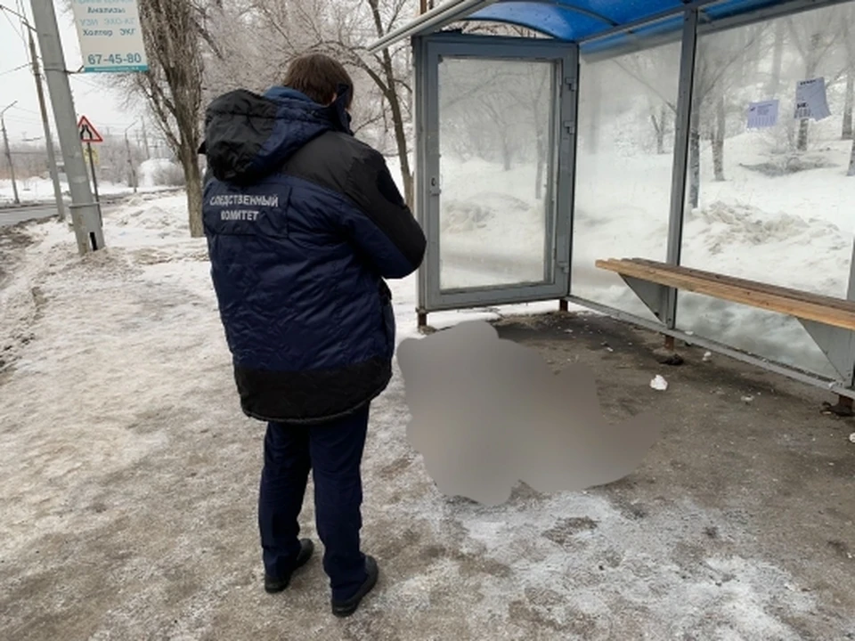 Тело мужчины лежало на остановке в Ленинском районе