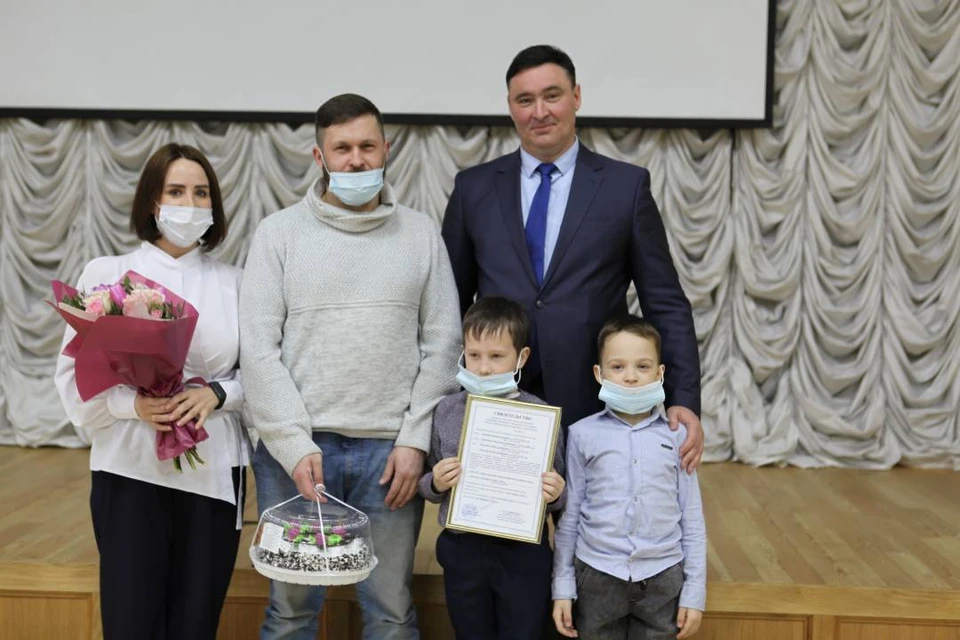 15 молодых семей Иркутска получили сертификаты на покупку жилья. Фото: администрация Иркутска.