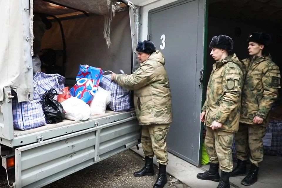 Военнослужащие и сотрудники войск национальной гвардии России оказали помощь вынужденным переселенцам из Донбасса.