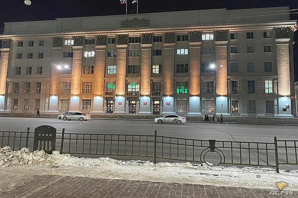 На здании мэрии появилась буква «V». Фото: "АСТ-54"