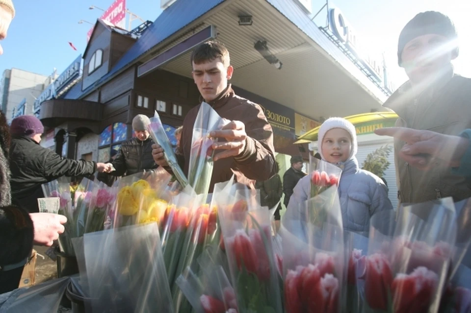 При покупке цветов выбор мужчин сегодня чаще всего падает на букеты желтых, красных или фиолетовых тюльпанов.