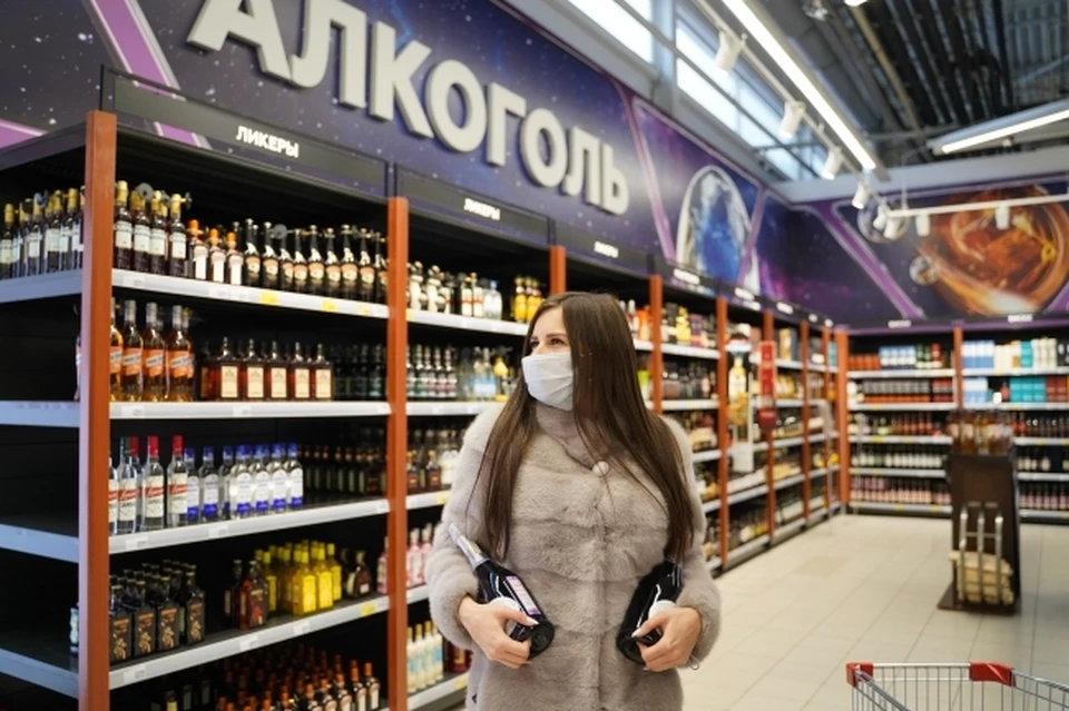 В алкомаркетах накануне 8 марта резко выросли цены на импортное спиртное.