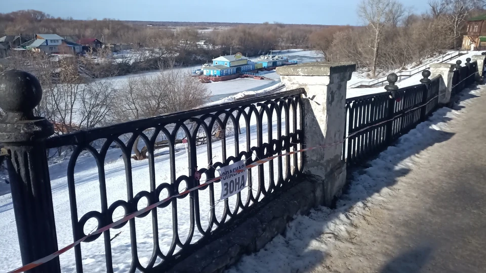 Ограду в Рязанском кремле на набережной реки Трубеж пометили как «опасную зону». Фото: vk.com/nkr62