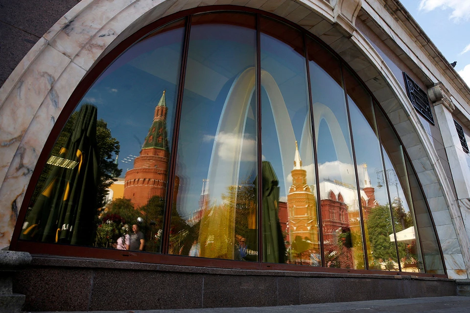 "Макдональдс" приостанавливает свою деятельность в России.