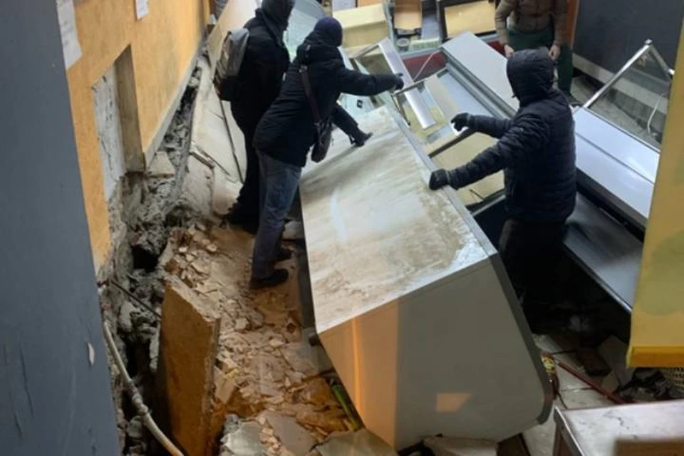 СК начал проверку после обрушения пола в доме в Петербурге