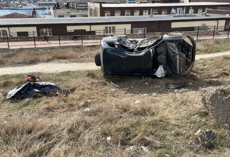 В результате аварии водитель кроссовера погиб. Фото: пресс-служба УМВД России по городу Севастополю