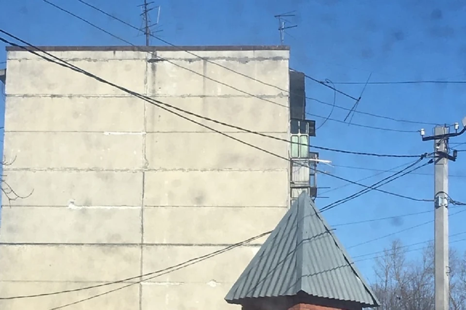 Сибиряков напугала сломанная антенна, повисшая на крыше дома. Фото: "Город Обь. Онлайн".