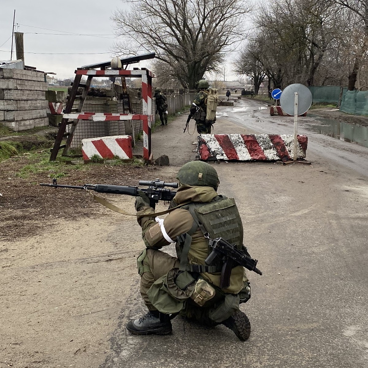 «Что там в мире?» - спрашивают в окопах под Мариуполем. Отвечаю: «Леонтьев  сбежал в Майами». Дикий хохот - KP.RU