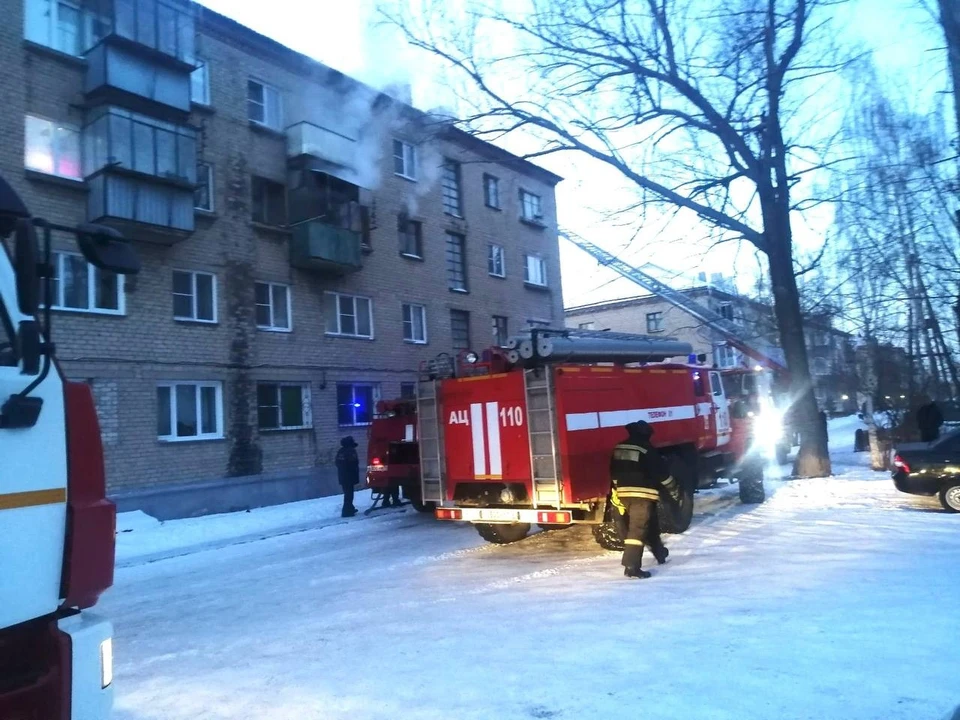 Огонь вспыхнул в квартире рано утром 13 марта. Фото ГУ МЧС по Челябинской области