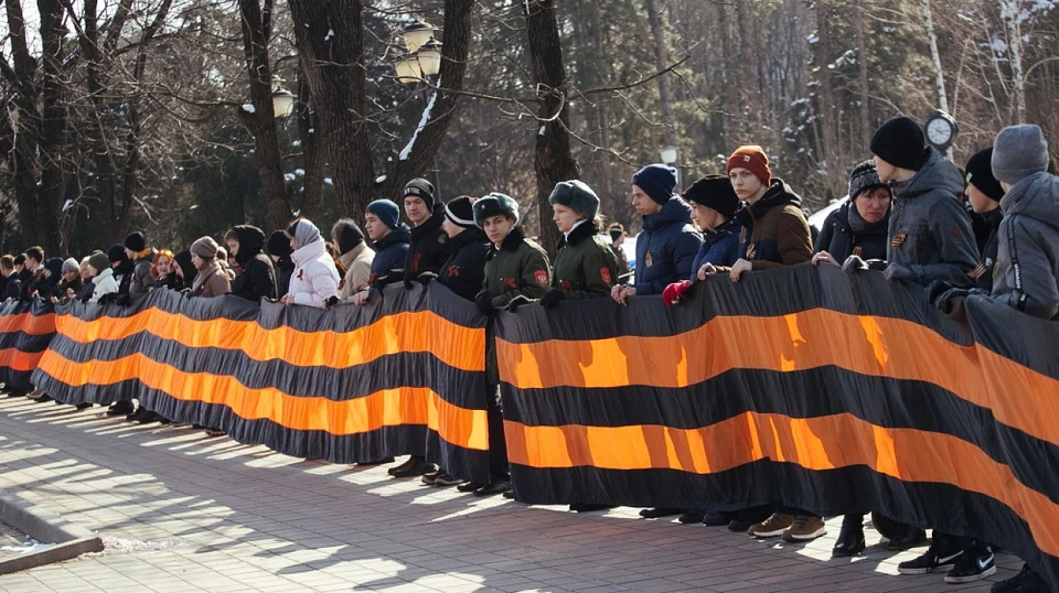 Полотно развернули около сквера Пограничников Фото: пресс-служба городской администрации