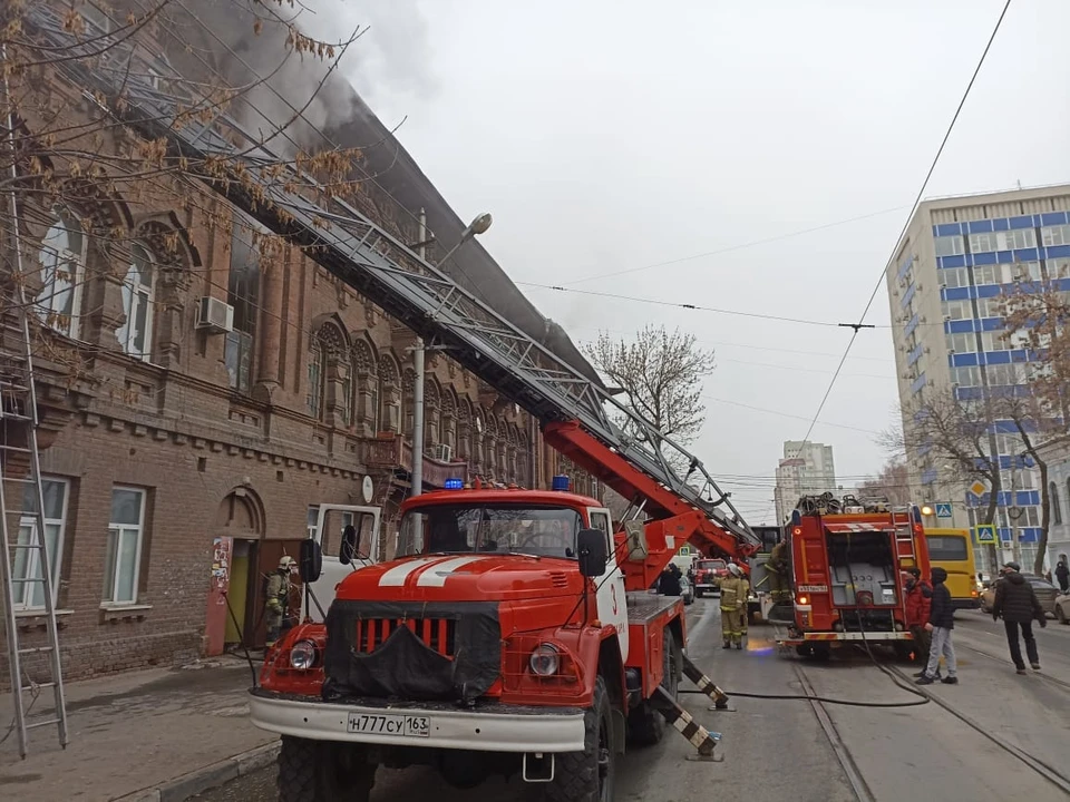 Огонь повредил третий этаж старинного здания