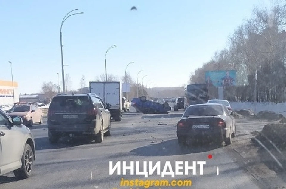 В Кемерове произошло ДТП с «перевертышем». Фото: ВКонтакте/incident_42.