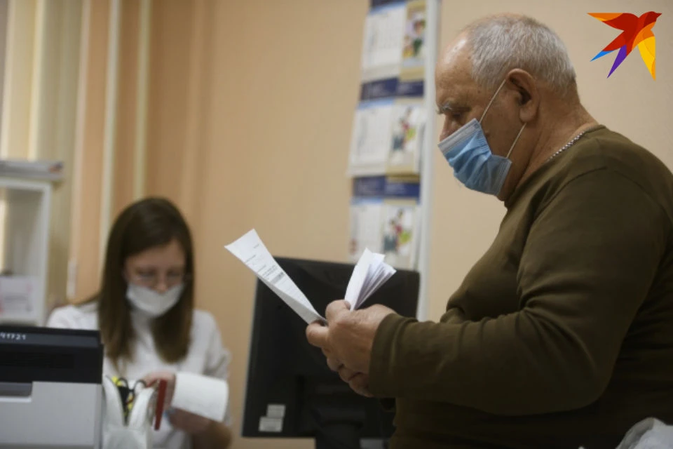 Для открытия больничного листа нужно обратиться в кабинет неотложной помощи или вызвать врача на дом.