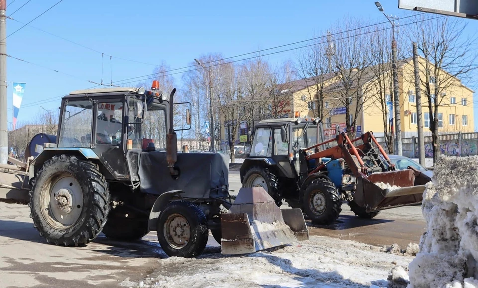 Коммунальщики Смоленска продолжают уборку города от снега и песка. Фото: пресс-служба администрации города Смоленска.