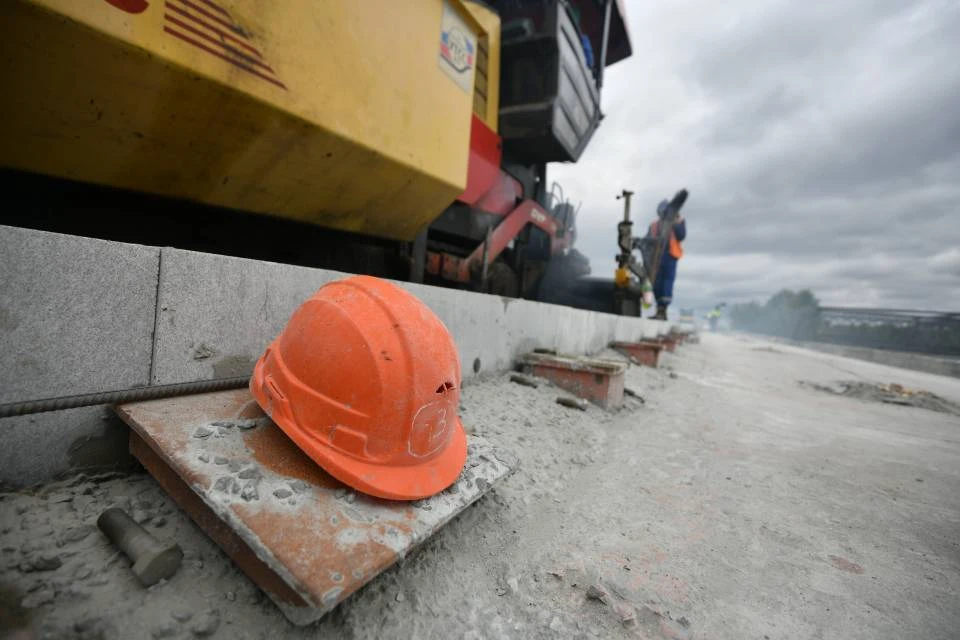 К ремонту моста уже приступили.