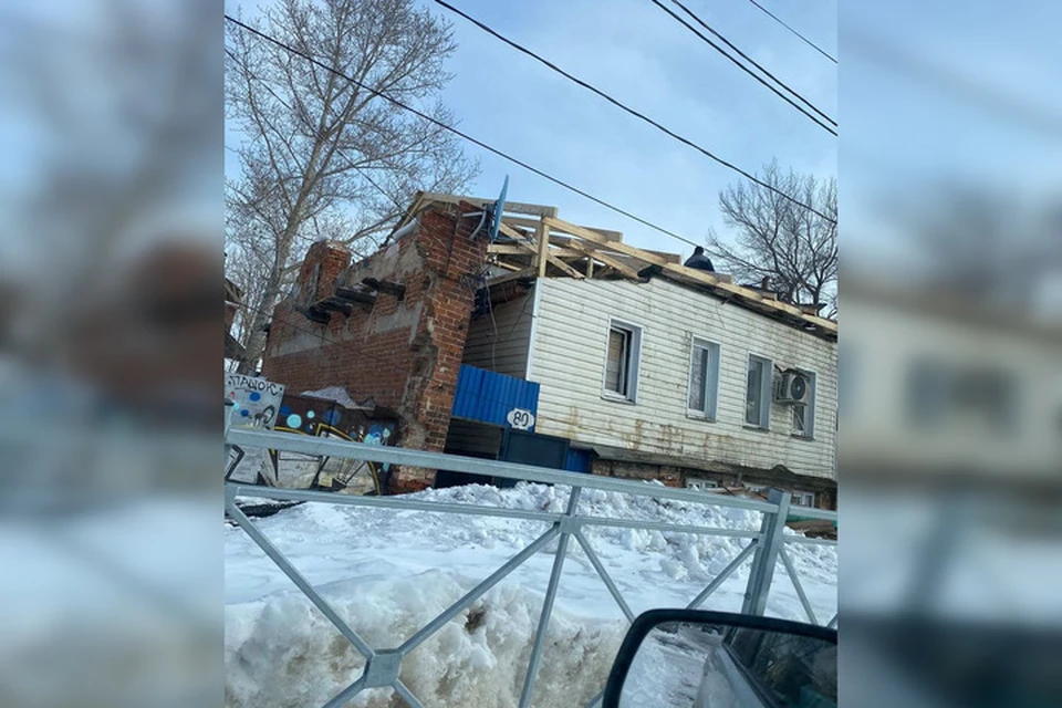 Сейчас дом закрыт, жильцы продолжают его восстановление своими силами