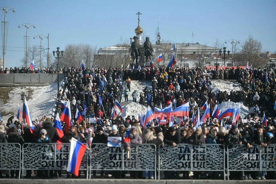 Екатеринбург отметил юбилей. Воссоединение Крыма с Россией. Годовщина воссоединения Крыма с Россией. Крым Россия фото. Крымчане фото.