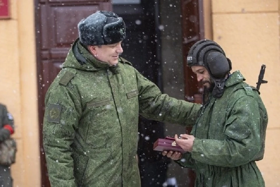 Глава Республики вручает Звезду Героя Николаю Кульчановскому. Фото: ЛИЦ