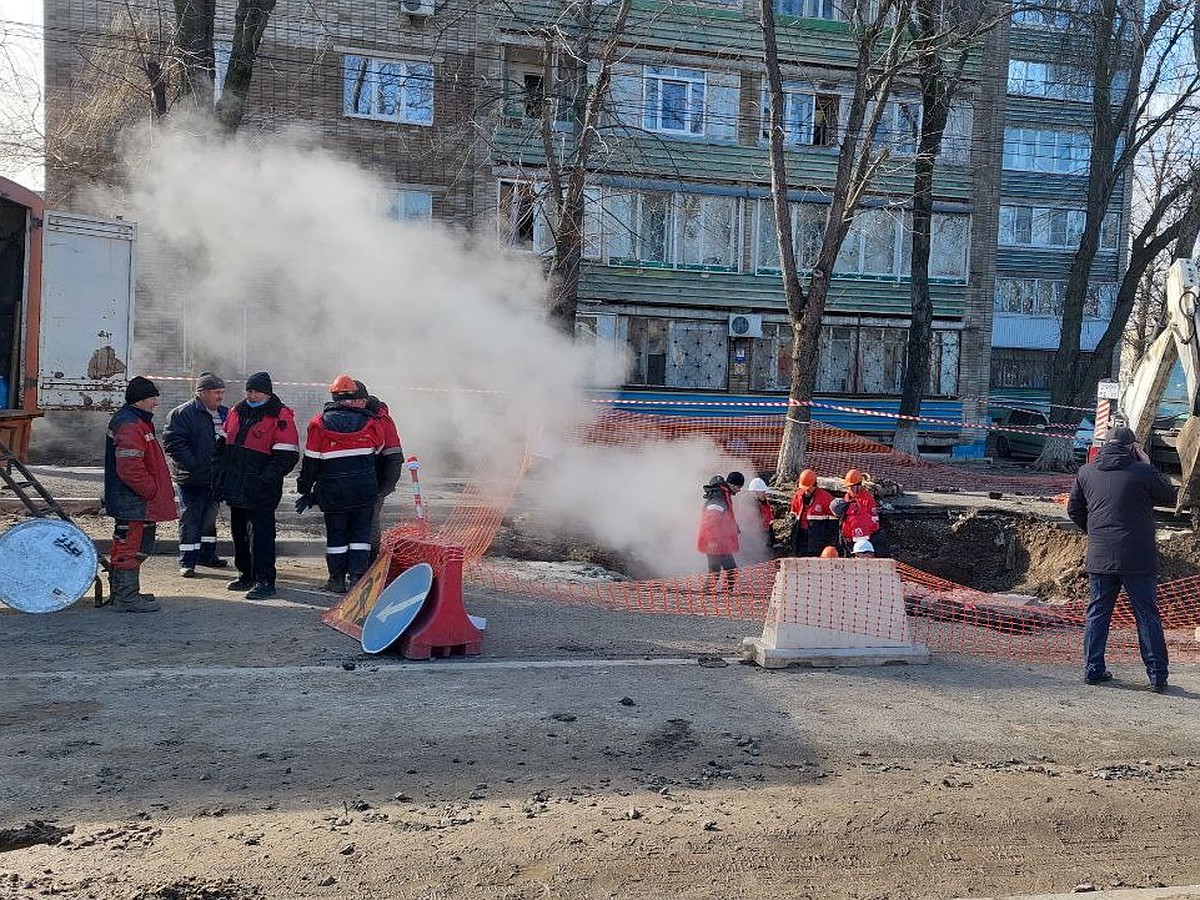 Выбежали раздетые ногами в кипяток