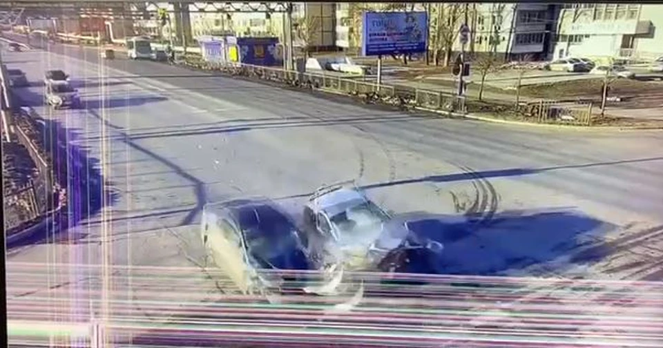 Детали машин разлетелись стороны на несколько метров: в Хабаровске произошло ДТП с двумя пострадавшими