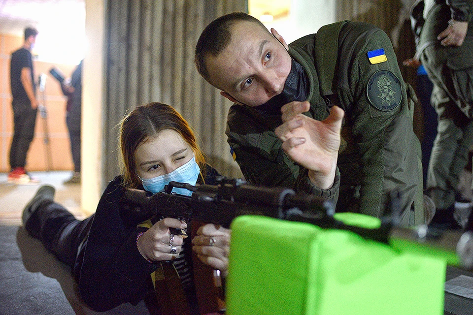 Львов. Старшеклассники во время обучения стрельбе в тире Нацгвардии Украины.