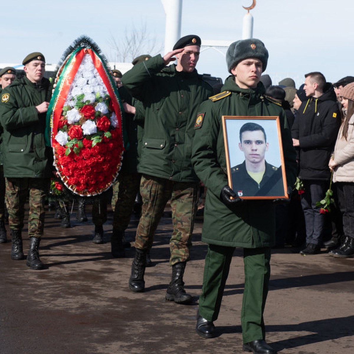 В Набережных Челнах простились с погибшим в ходе спецоперации в Украине  Артуром Шарафеевым - KP.RU