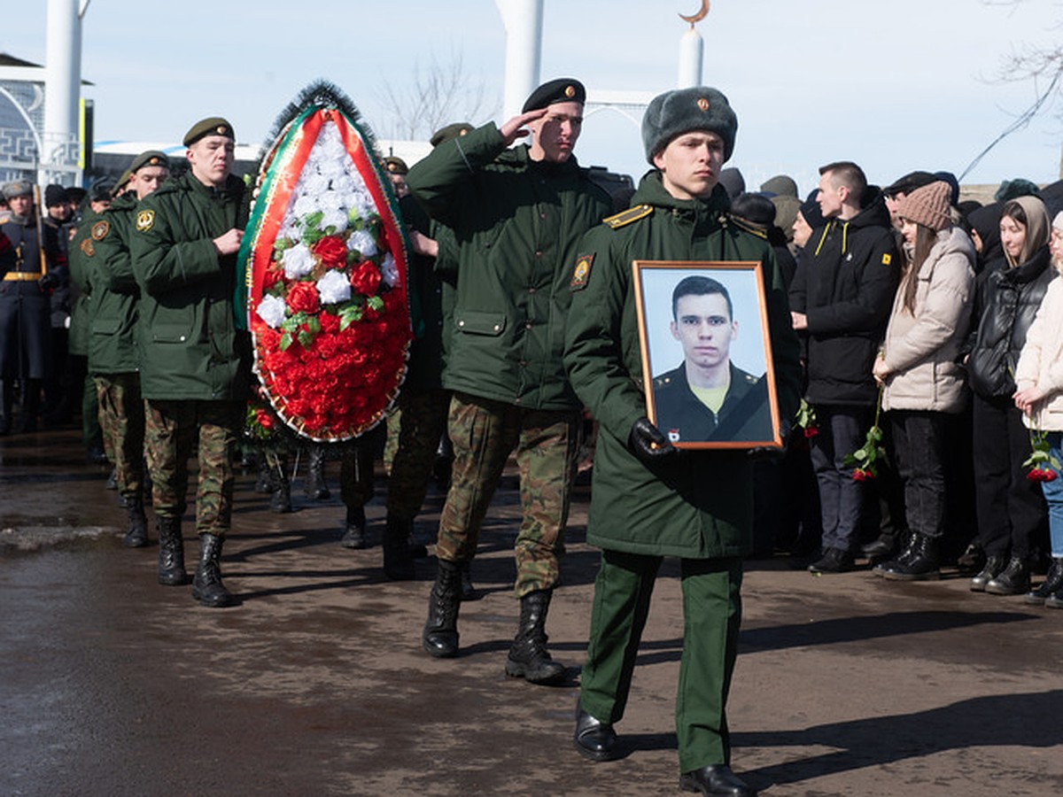 В Набережных Челнах простились с погибшим в ходе спецоперации в Украине  Артуром Шарафеевым - KP.RU