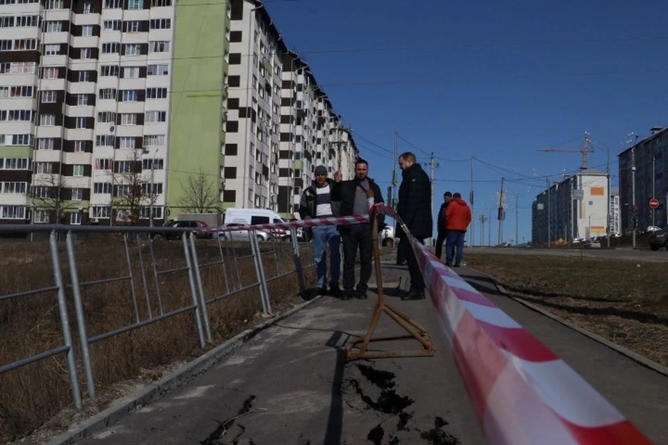 Для безопасности пешеходов на месте провала асфальта установят ограждение. фото - администрация КО