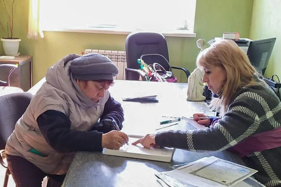 Специалисты отдела ЗАГС проводят консультации по законодательству ДНР в сфере регистрации актов гражданского состояния. Фото: Минюст ДНР