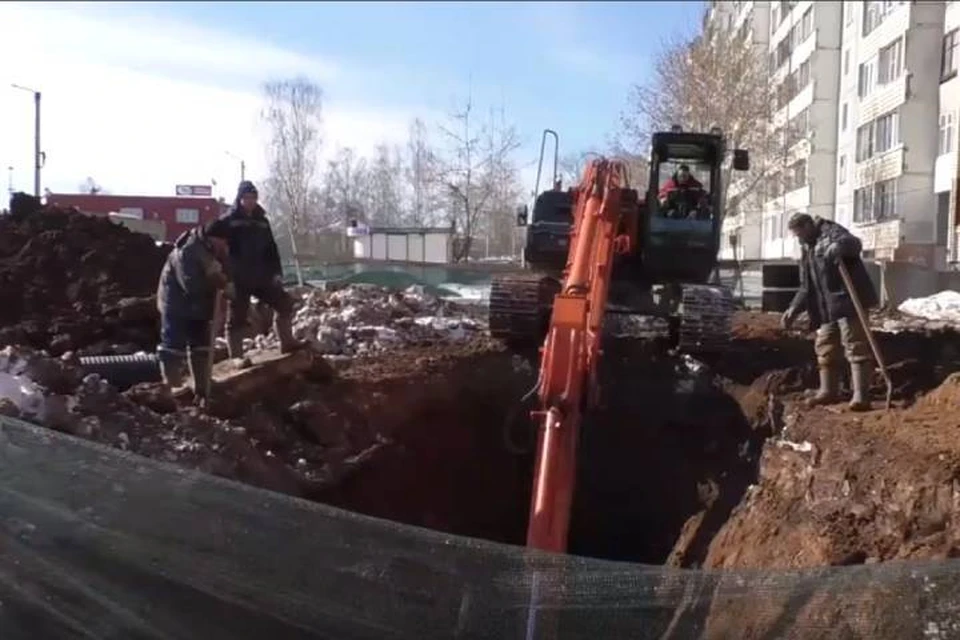 Подрядчики перекладывают теплосети, а также трубопроводы водо- и газоснабжения. Фото: скрин с видео vk.com/kirovreg43