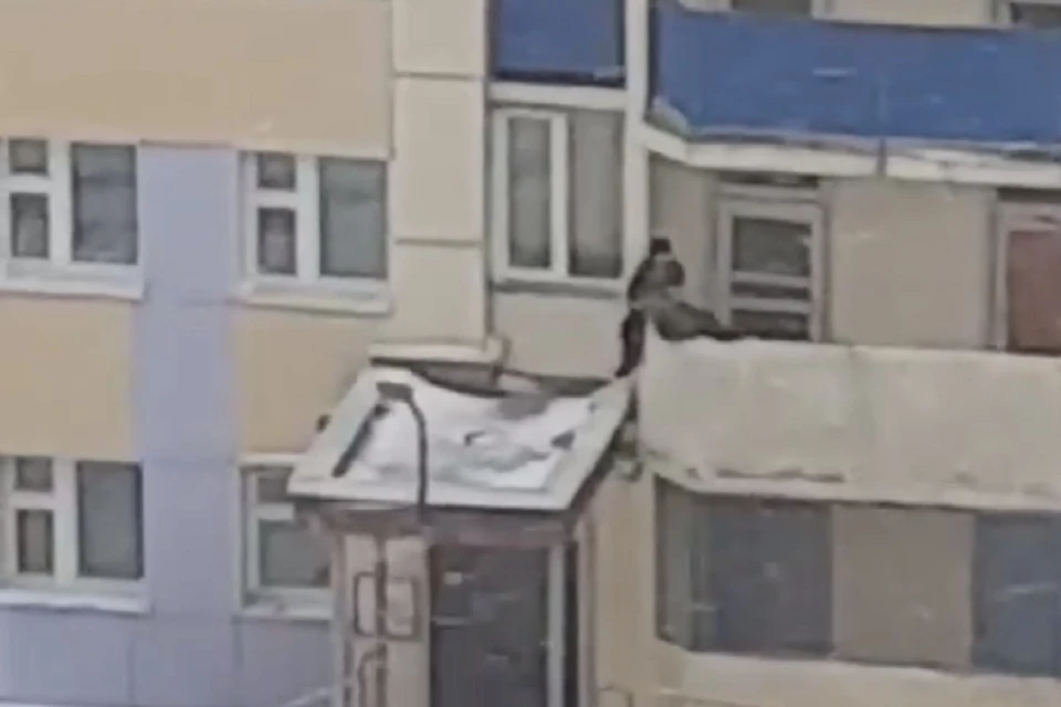 Новосибирцы сняли на видео детей, устроивших экстремальные игры на козырьке подъезда. Фото: стоп-кадр.