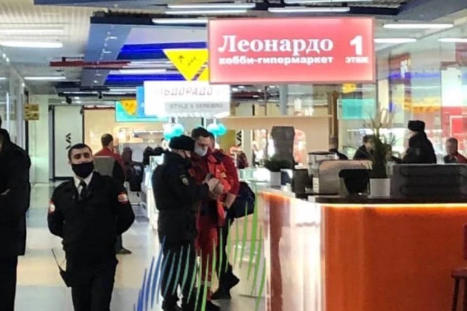 Посетительница ТРЦ погибла на месте. Фото: vk.com/murmanskgroup