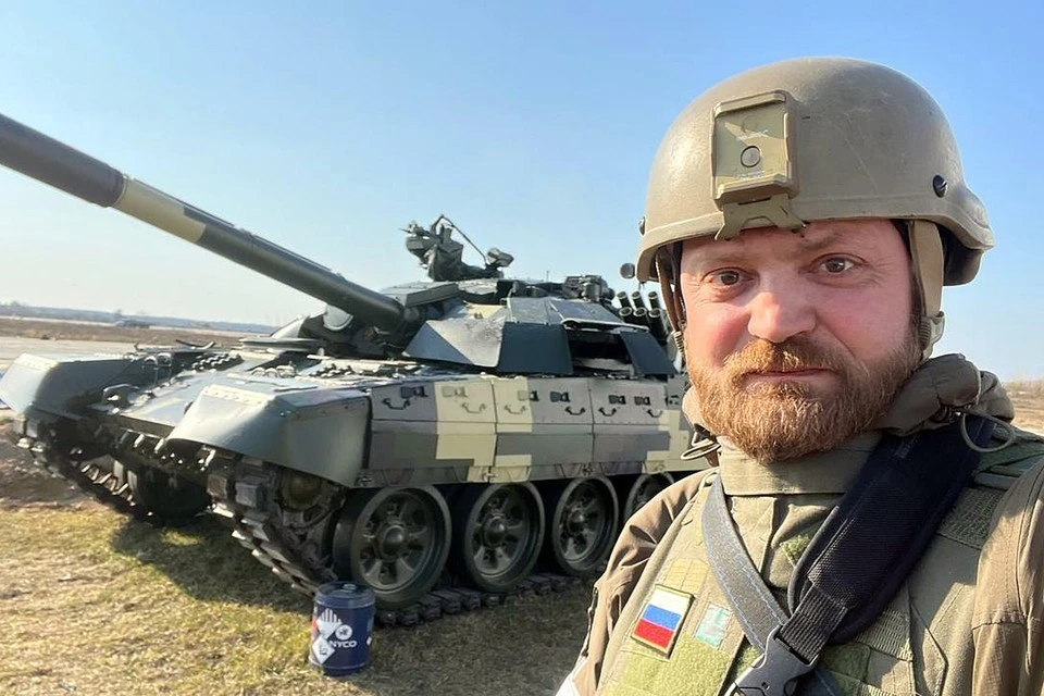 Александр Коц на аэродроме под Киевом. На заднем плане украинский танк Т-72АМТ, который они делали на экспорт, но что-то пошло не так, промышленных силенок не хватило, контракты были сорваны, машины остались на Украине… и достались V-группировке РФ