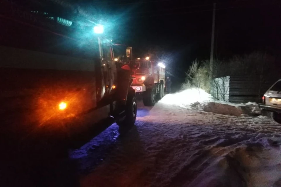 Пожаром была уничтожена баня и дом, где жил сторож. Фото: МЧС 54