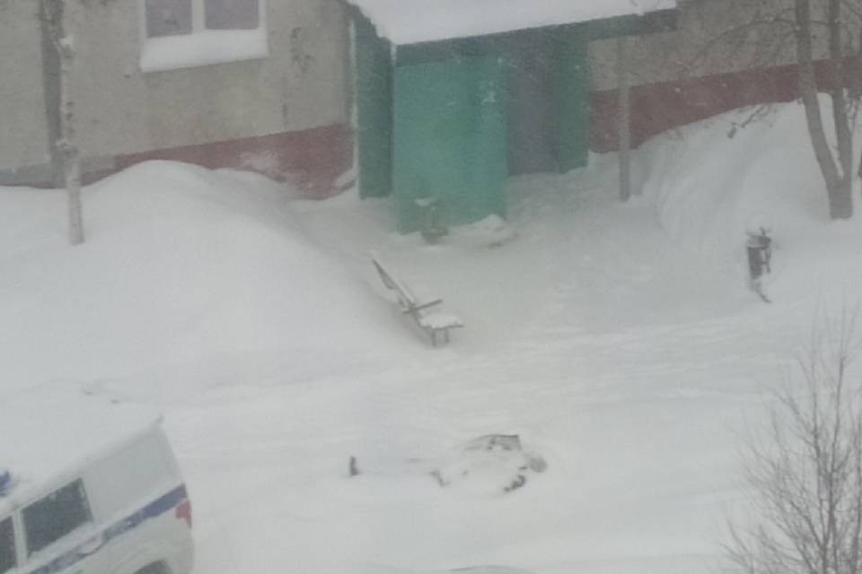 Нападение в апатитах. Мужик в сугробе Мурманск. Снежный мужик.