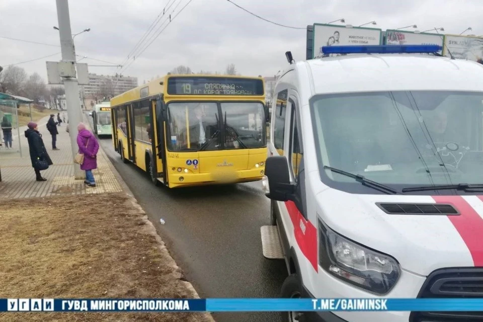 Водитель автобуса тронулся с места, не убедившись в безопасности пассажиров. Фото: УГАИ ГУВД Мингорисполкома