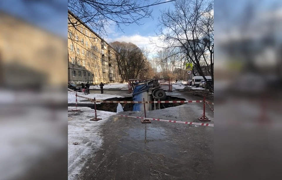 Мусоровоз дважды провалился в яму. Фото: ВКонтакте "Подслушано Закамск".