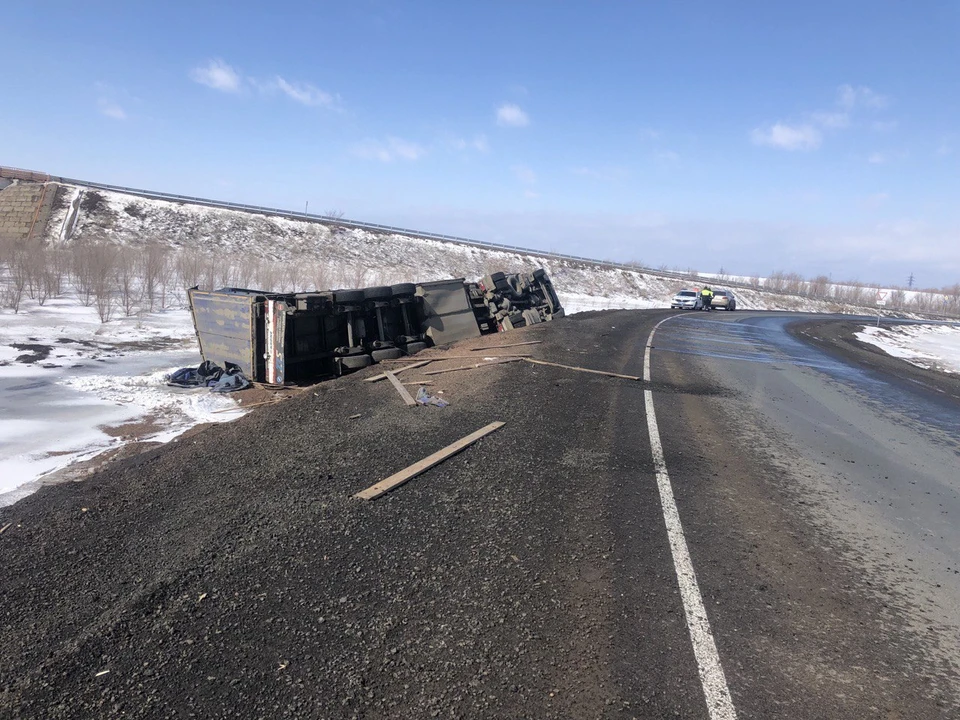При съезде с федеральной автодороги на региональную трассу водитель не справился с управлением