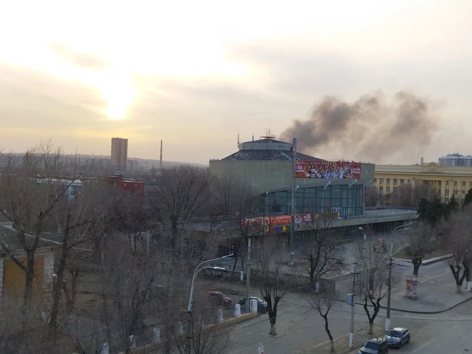 Дым видно за много километров.