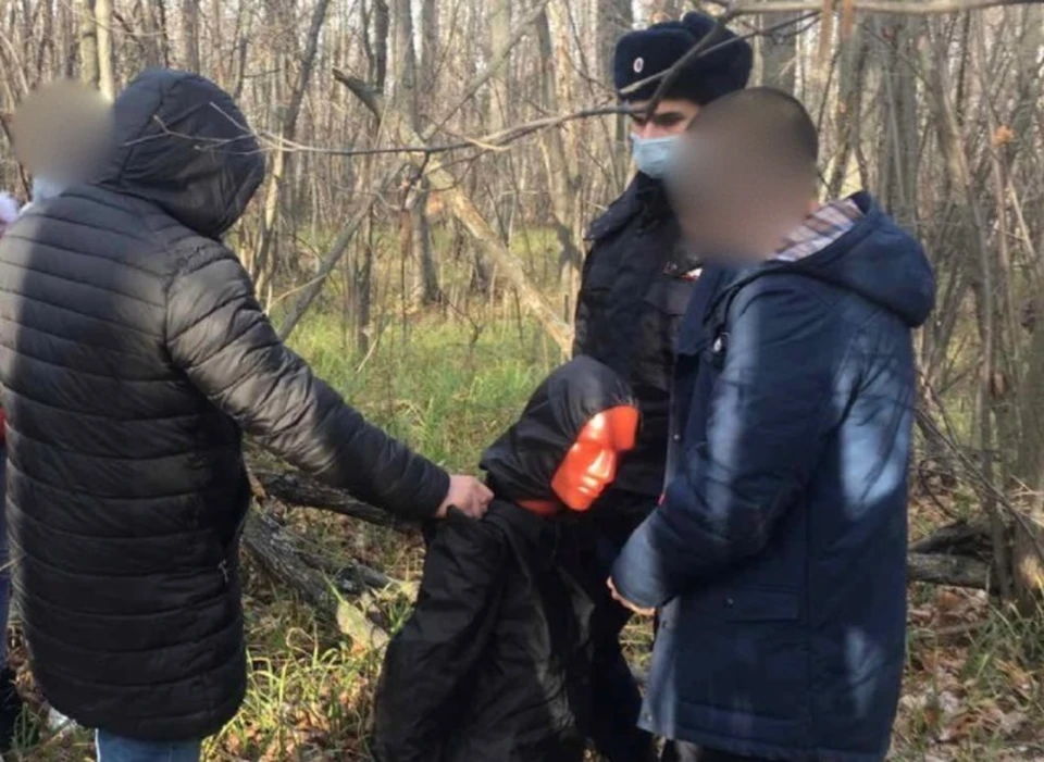 Преступники вывезли девушку в лес и сняли ее изнасилование на видео