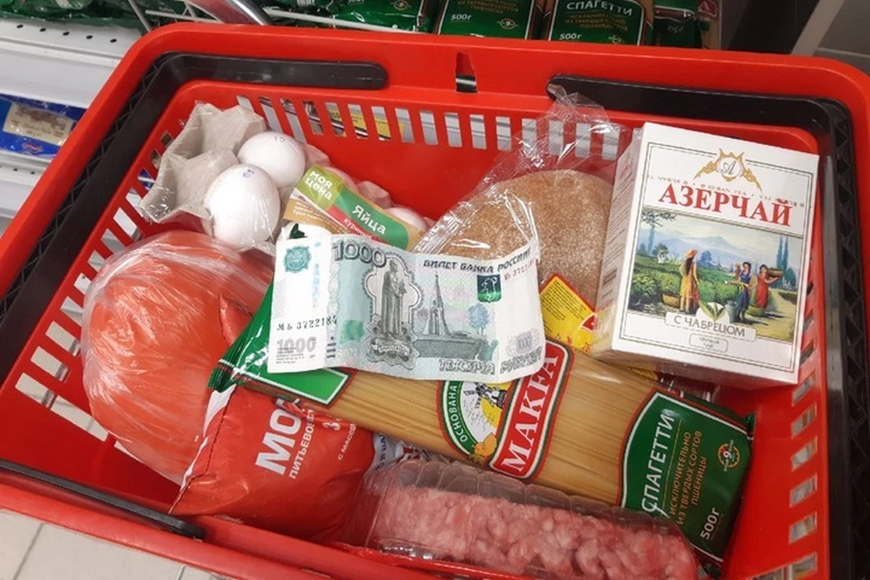 Продукты рубль. Что можно купить на 3000 рублей. Какие можно купить продукты на 1000 рублей на новый год. Что можно купить на 1000 рублей девочке 12 лет из продуктов. Что можно купить на 1000 рублей в магазине игрушек.