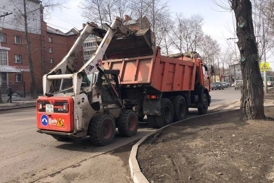 Уборка газонов вдоль дорог и тротуаров началась в Иркутске. Фото: администрация Иркутска