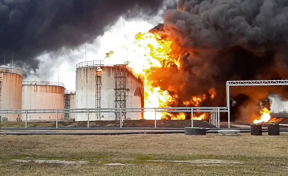 Пожар на резервуарах нефтебазы под Белгородом. Фото: Управление МЧС по Белгородской области/ТАСС