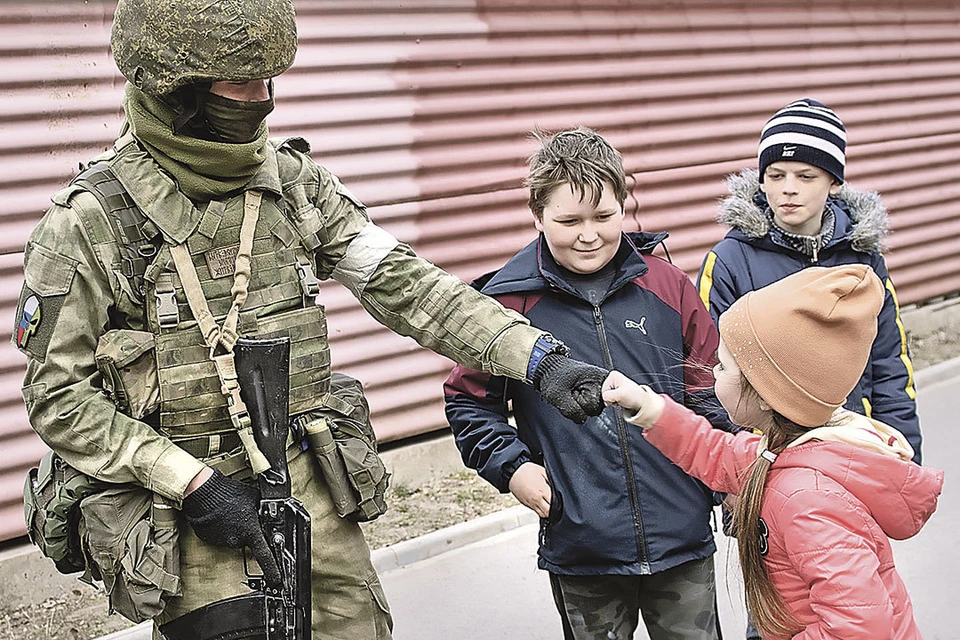 Мелитопольские дети уже поняли, что бояться российских росгвардейцев не надо. С ними и поболтать можно, и даже в БТР посидеть, если повезет.