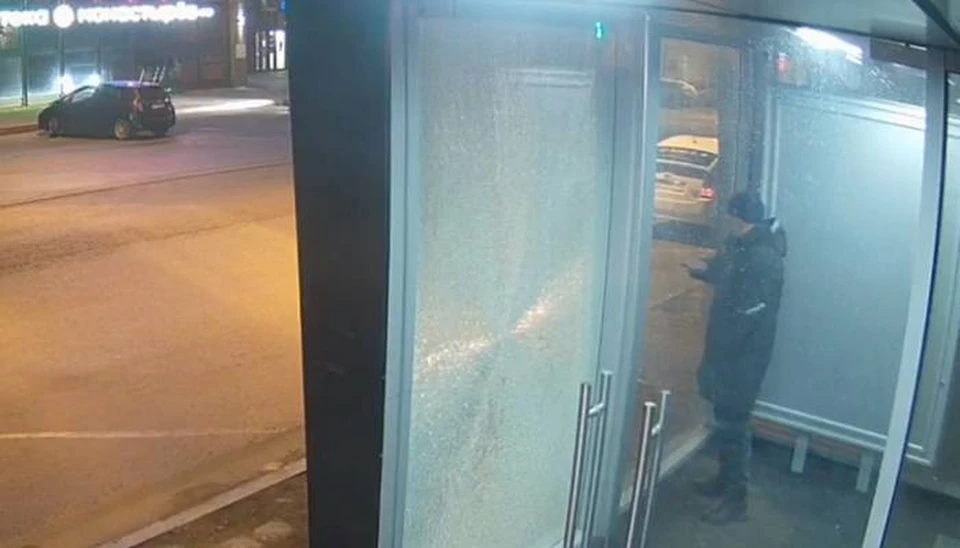 Неизвестный вандал разбил стекла на остановке во Владивостоке. Фото: принтскрин камеры наблюдения