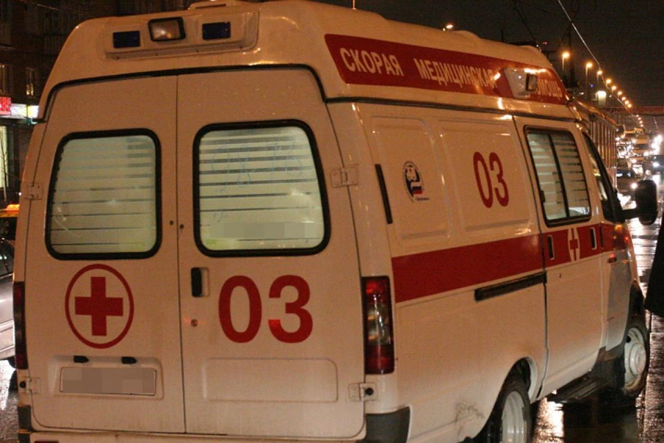 Сбитого пешехода на скорой увезли в больницу.