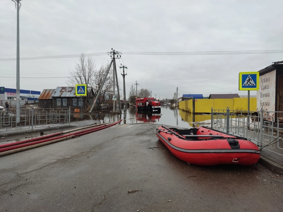 Из мест подтоплений эвакуировали 13 человек. Фото - ГУ МЧС России по Самарской области