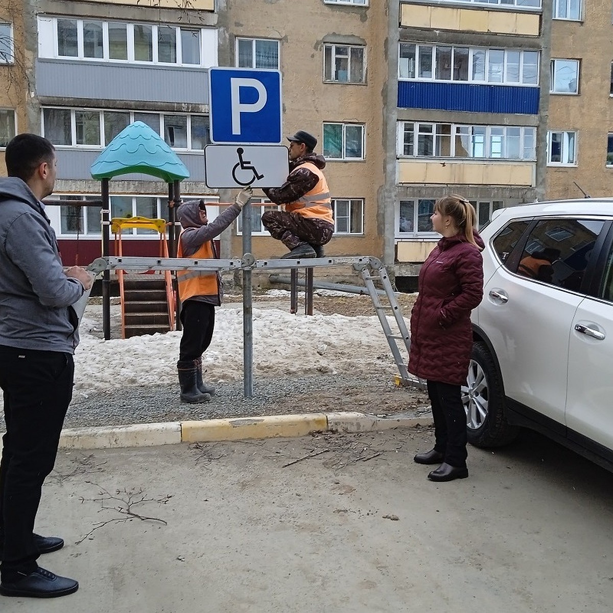 Парковочные места для людей с ограниченными возможностями здоровья сделали  в Долинске - KP.RU