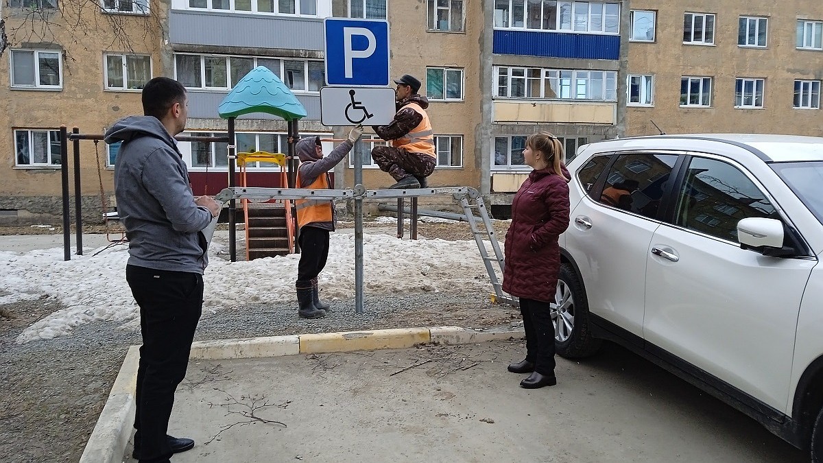 Парковочные места для людей с ограниченными возможностями здоровья сделали  в Долинске - KP.RU