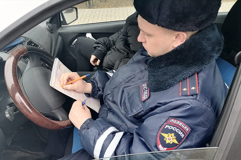Госавтоинспекторы штрафуют пешеходов и водителей - нарушителей ПДД Фото: УГИБДД России по Тверской области